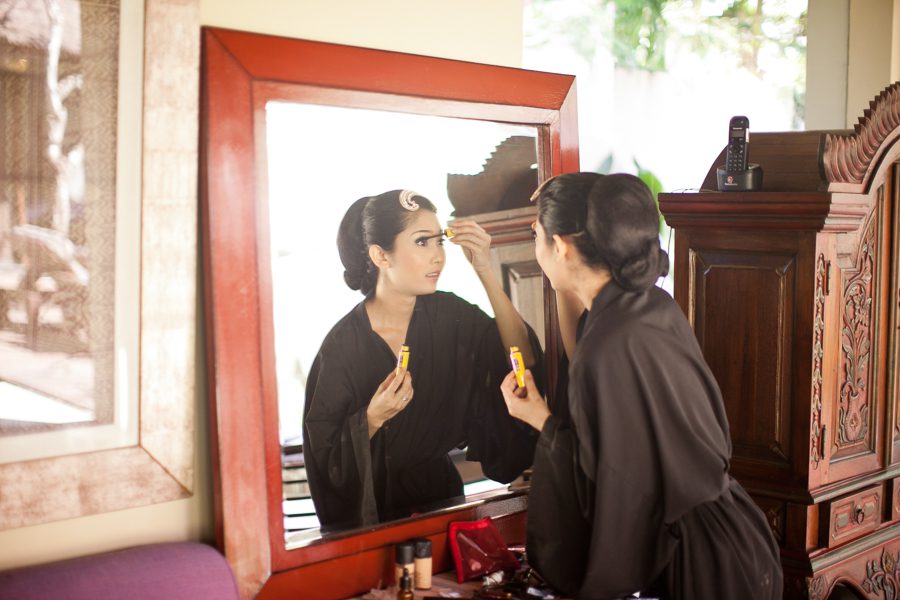 Bunn Salarzon - indonesian bride putting on makeup