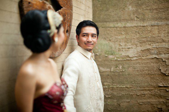 Bunn Salarzon - indonesian groom looking at his bride