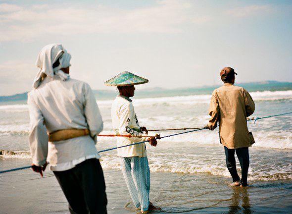 Bunn Salarzon - fishermen working at the beach