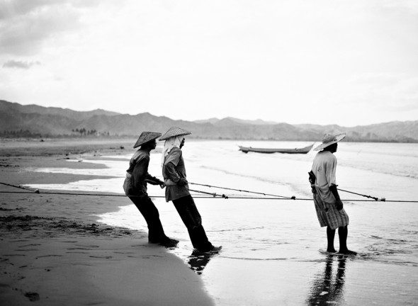 Bunn Salarzon - fishermen at sea in black and white