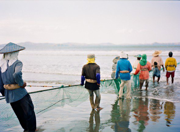 Bunn Salarzon - fishermen reeling in huge fishing net