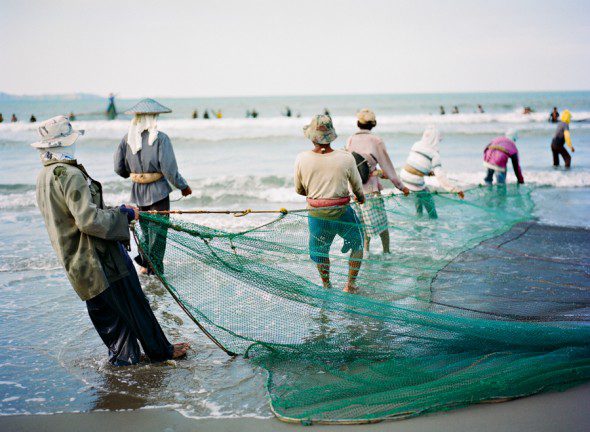 Bunn Salarzon - group of fishermen pulling in fishing net